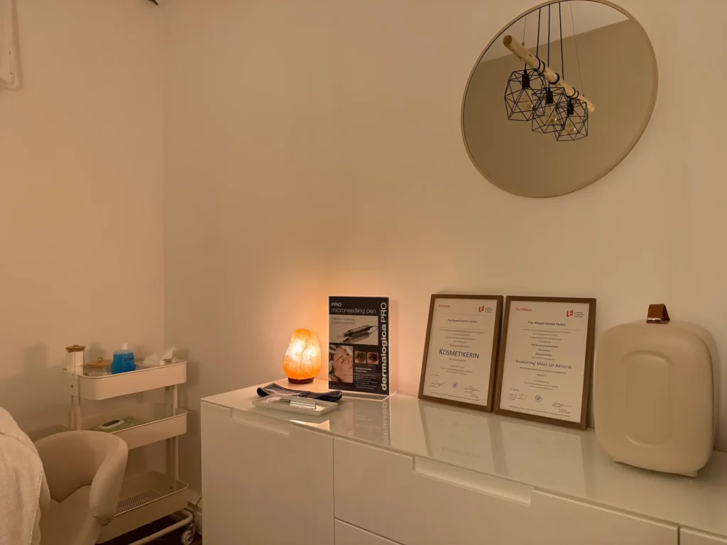 Kosmetikstudio in Herrsching Innenansicht mit Zertifikaten und Microneedling-Infoblatt